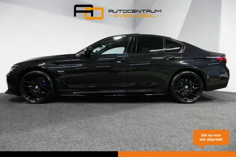 BMW 5-serie 530e xDrive M Sport / Schuif-/kanteldak/ M Performance stoelen / M Sport Bodykit / Elektr. verstelbare voorstoelen / Harman Kardon Surround Sound / HUD / 20'' LMV / Rondomzichtcamera / Apple Carplay - Android Auto / Stoelverwarming / Ambienteverlichting / Adaptive Cruise Control / Grootlichtassistent / Shadow Line