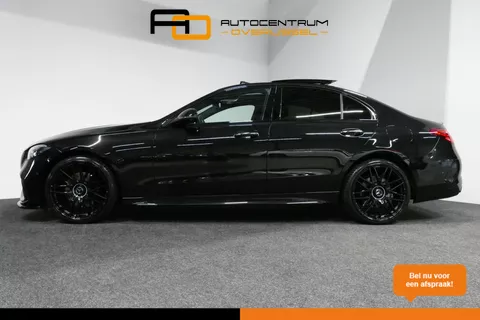 Mercedes-Benz C-klasse 300 e AMG Line / C63s Look Diffuser / Panamericana Grille / Maxton Design Bodykit V.2 / Panoramadak / Elektr. verstelbare voorstoelen + memory / Stoelkoeling &amp; -verwarming / Digital Light / Ambienteverlichting Plus / HUD / Rondomzichtcamera / 20'' LMV / Stuurwiel verwarming / Achteruitrijcamera / Lederen bekleding