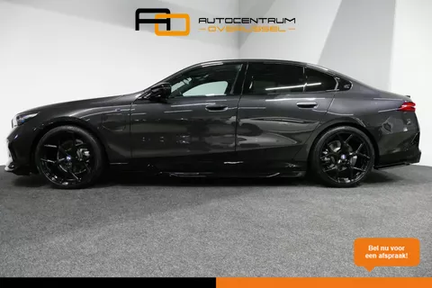 BMW 5-serie 530e M Sport Edition / M5 Look / M Sport Bodykit / Panoramadak / Stoelkoeling &amp; -verwarming / Iconic Glow / Harman Kardon / Elektr. verstelbare voorstoelen (links memory) / HUD / Rondomzichtcamera / Apple Carplay - Android Auto / Achterbank verwarming / Dodehoekdetectie / 21'' LMV / Achteruitrijcamera / Shadow Line