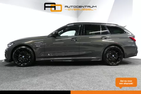BMW 3-serie Touring 320e xDrive M Sport / M340i Diffuser / Black Diamond M Grille / M340i M Sport bumper pakket / Schuif-/kanteldak / Elektr. verstelbare voorstoelen (links met memory) / Stoelverwarming / Apple Carplay - Android Auto / Achteruitrijcamera / Ambienteverlichting / 19'' LMV / Shadow Line / Full LED / Adaptive Cruise Control
