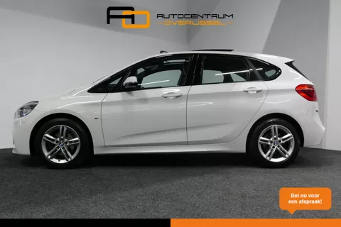 BMW 2-serie Active Tourer 218i M Sport / Orig. Nederlands / Panoramadak / Elektr. verstelbare voorstoelen (links met memory) / Trekhaak (afneembaar) / Harman Kardon Sound System / Stoelverwarming / Lederen bekleding / HUD / Cruise Control / Navigatie / Elektr. achterklep bediening / Dynamic Damper Control