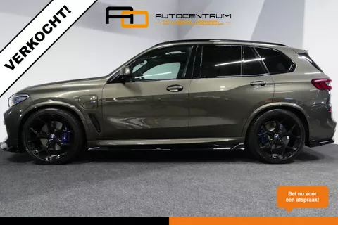 BMW X5 xDrive45e M Sport / Orig. Nederlands / Maxton Design Bodykit V.2 / Panoramadak Sky Lounge / Massage stoelen / Carbon inleg / Trekhaak / Elektr. verstelbare voorstoelen + memory / BMW Laser Koplampen / Bowers &amp; Wilkins Sound-system / Head-up Display / Achterasbesturing / Stoelverwarming &amp; -koeling / Bekerhouder met verwarm- &amp; koelfunctie / Softclose - servosluiting / Ambienteverlichting / Shadow-Line
